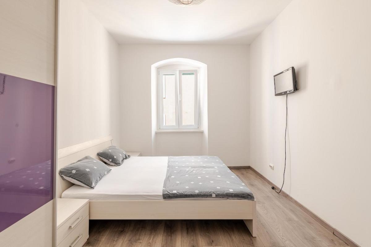 Gaby In Center Of Appartement